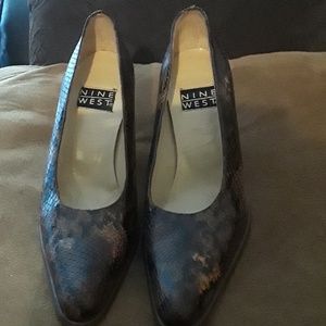 Snake print leather pump (7 1/2)